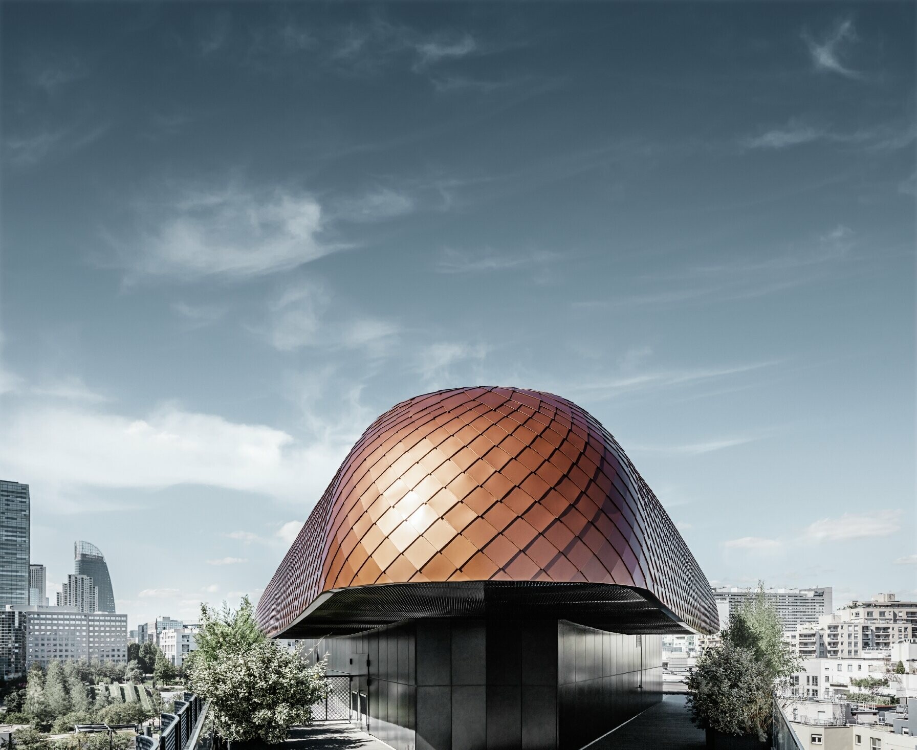 Nybyggnationen av kontorsbyggnaden Blackpearl med rundad design i Paris, kläddes med PREFA takromber 29 × 29.
