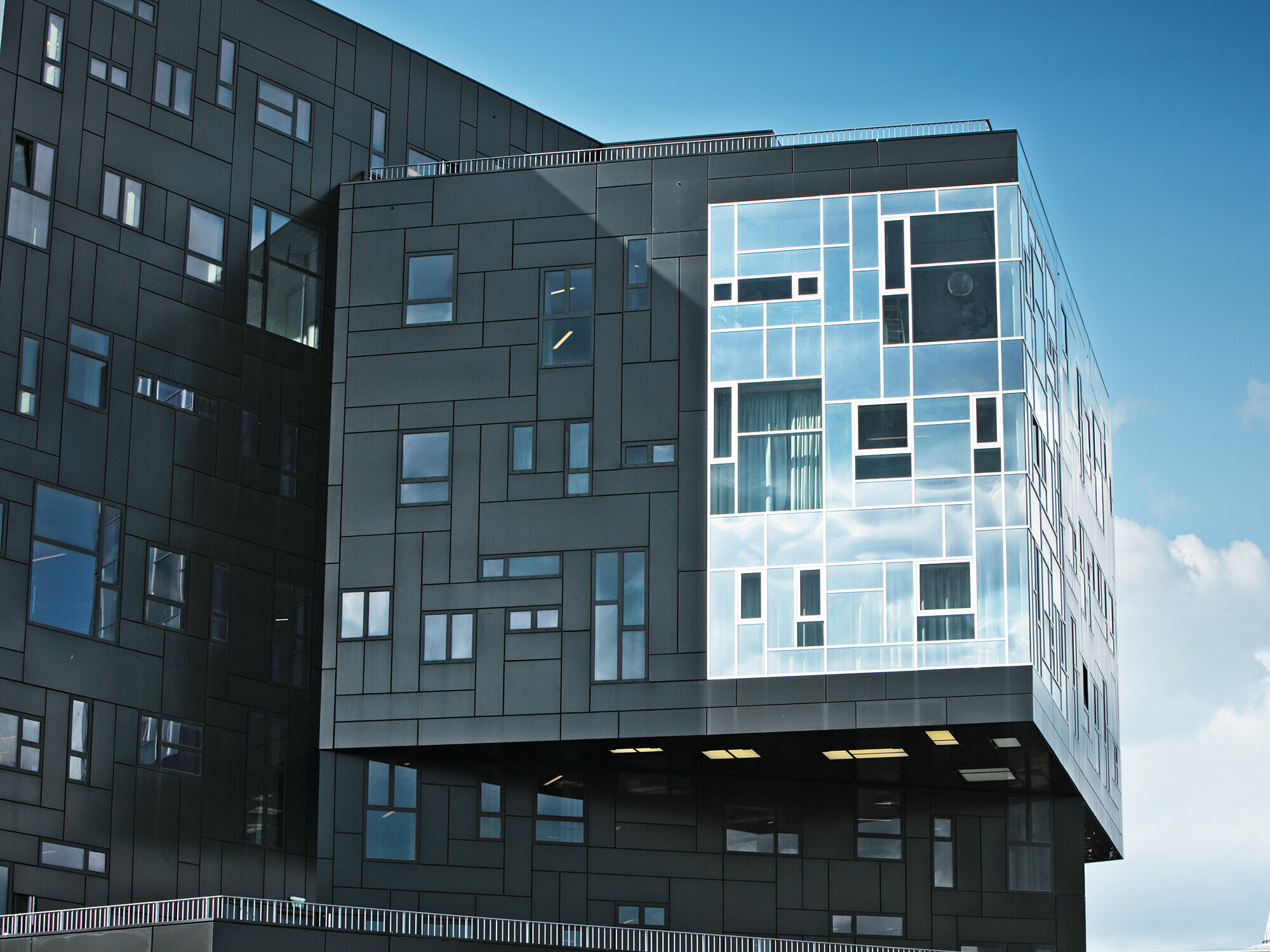 Inspelning av WU Executive Academy med fokus på PREFA-fasaden i djupsvart aluminiumkompositskiva och den glänsande fönsterdelen.