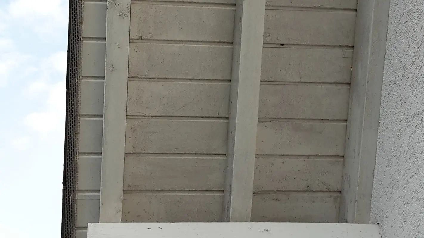 Taksprång före renovering med PREFA sidings, vit takundersida