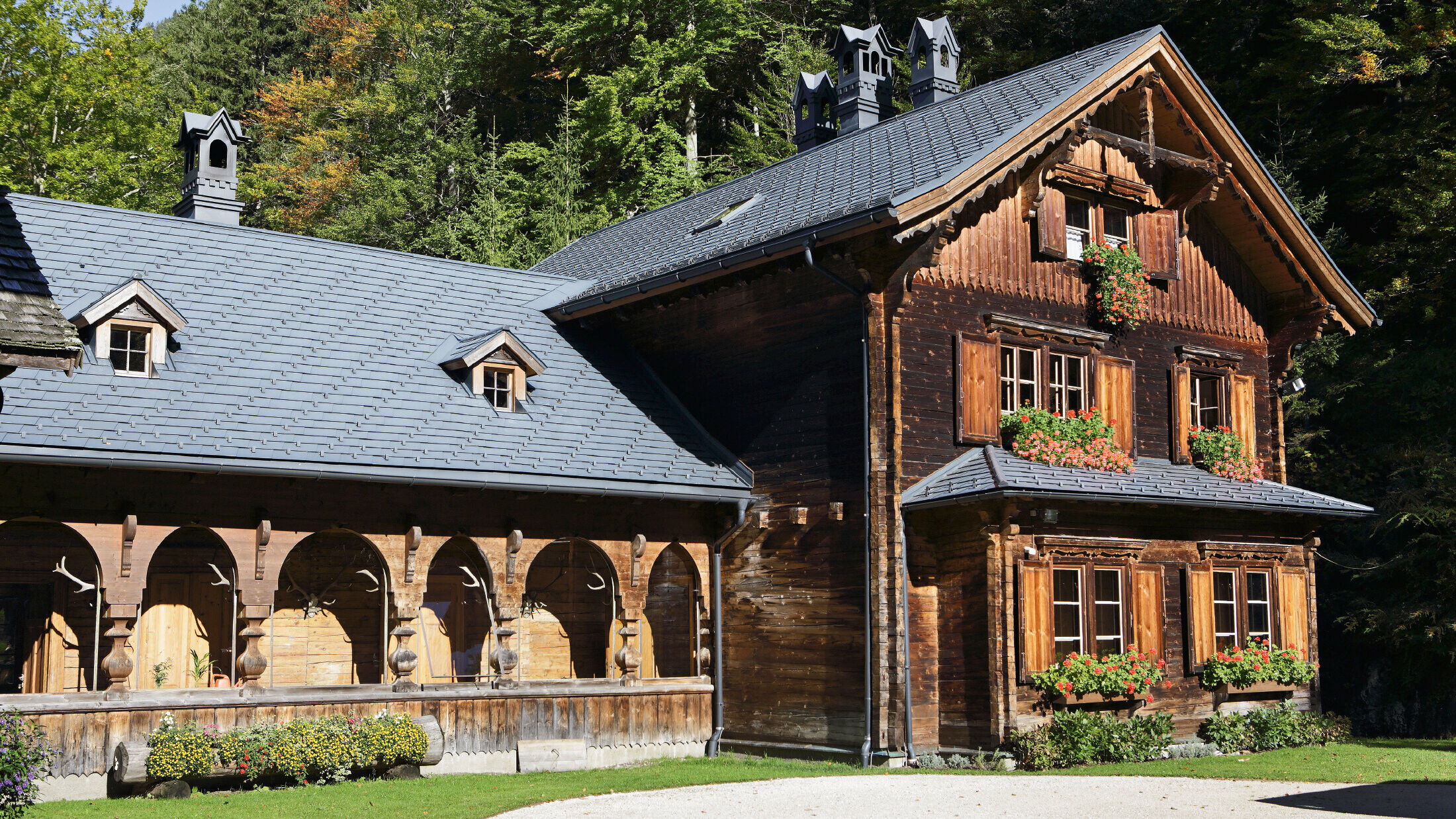 rustik jaktstuga, Rotshildhuset, renoverad med PREFA takshingel i P.10 antracit
