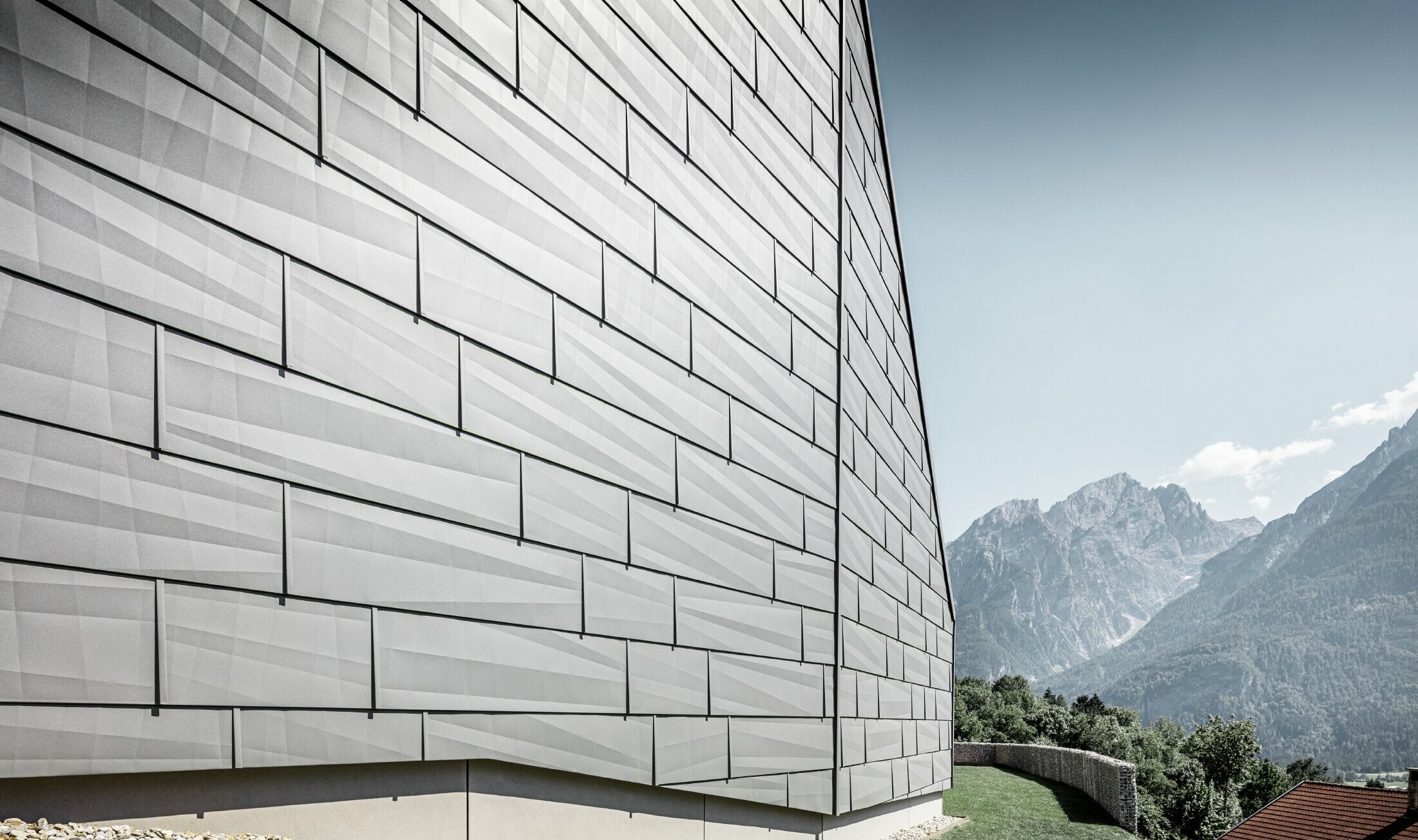 Det väderutsatta huset i Lienz, Österrike, kläddes med PREFA fasadpanel FX.12 i P.10 ljusgrått.