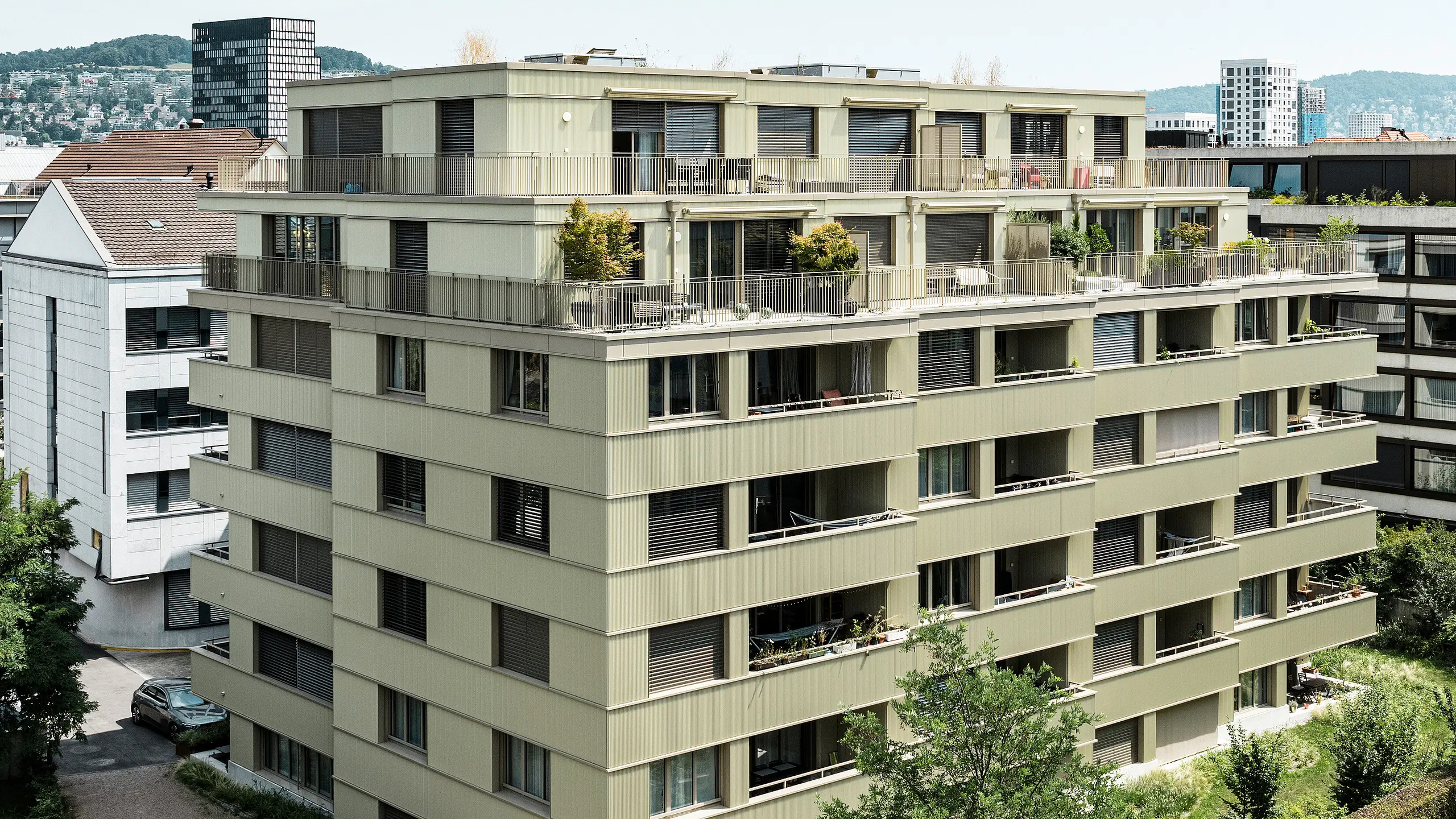 Det moderna bostadshuset ”Stetterhaus” i Altstetten, Zürich, omges av en unik fasad – PREFA-takplåt med tandprofil i specialfärgen pärlemorsmetallic.