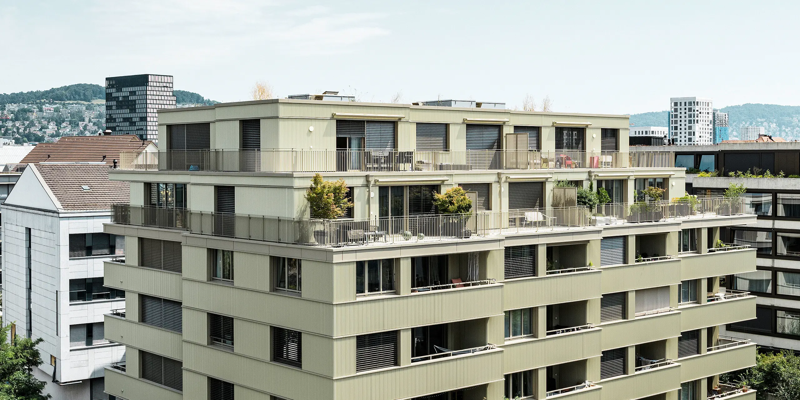 Det moderna bostadshuset ”Stetterhaus” i Altstetten, Zürich, omges av en unik fasad – PREFA-takplåt med tandprofil i specialfärgen pärlemorsmetallic.