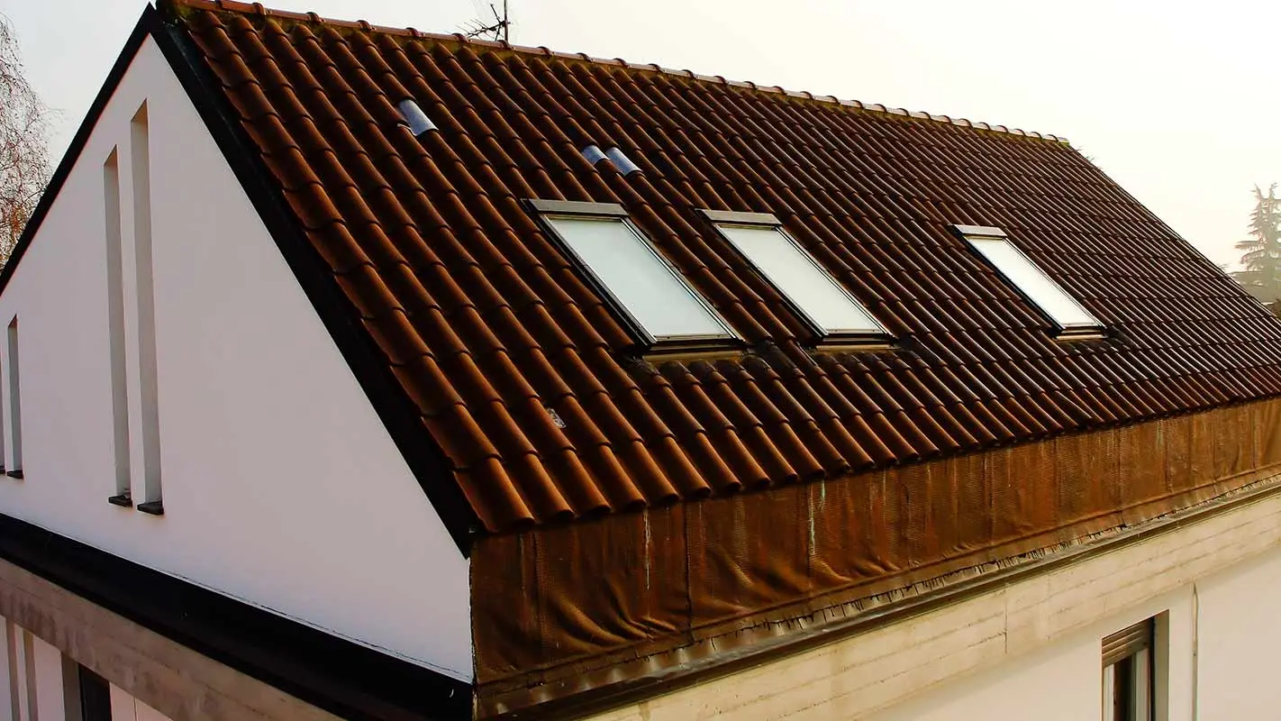 Före renovering av ett mansardtak med Prefalz från PREFA inklusive takfönster
