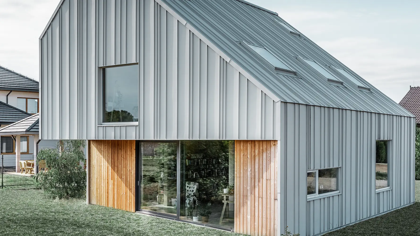 modern villa med bandplåten PREFALZ i olika bredder på tak och fasad