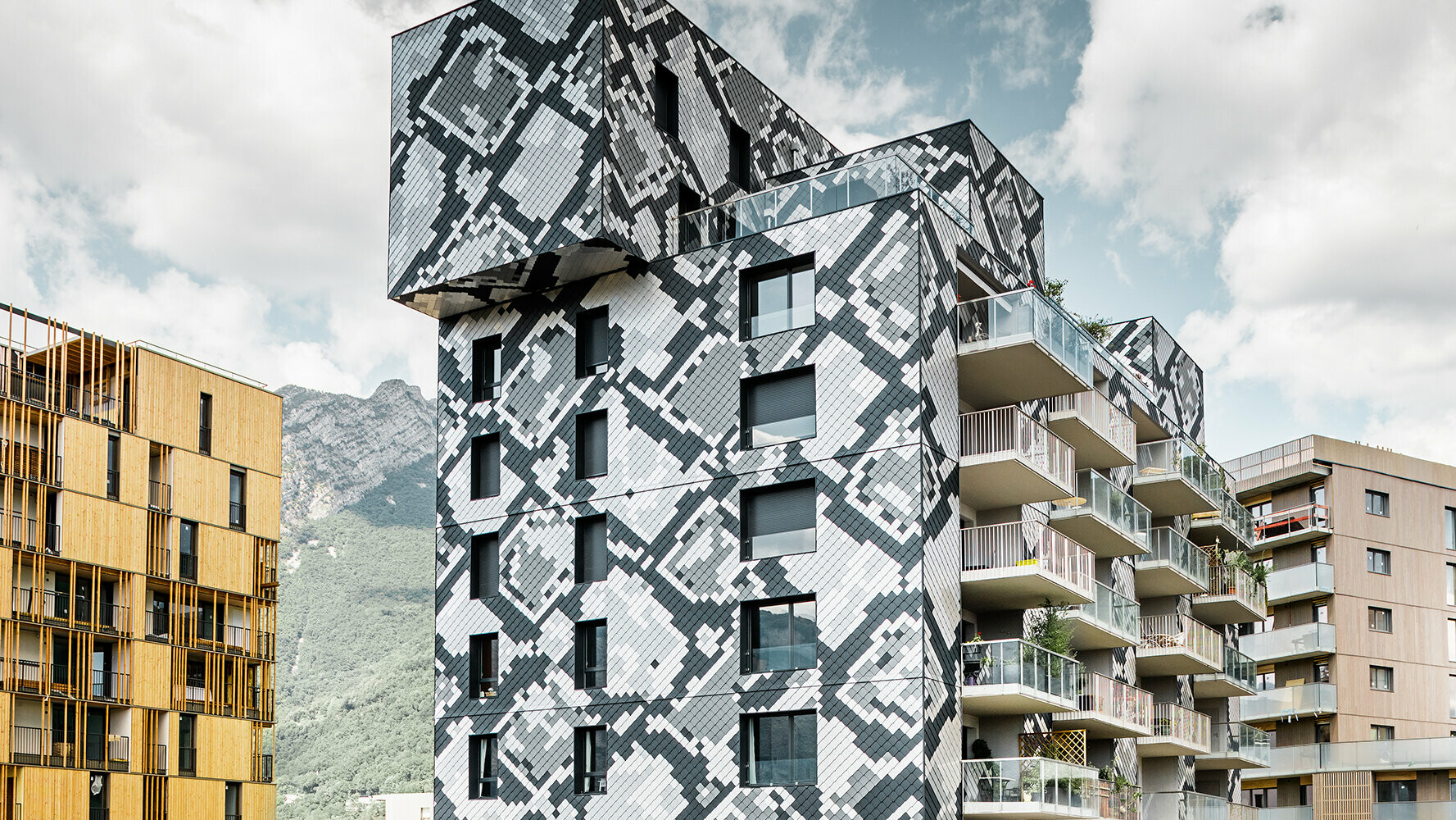 Fasaden på flerfamiljshuset i Grenoble liknar ett ormskinn med sin flerfärgade design.