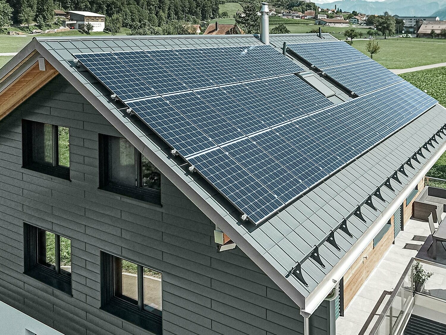 Fotovoltaikssystem monterat på PREFA-tak med solpanelhållare och profilskena för säkert fäste.