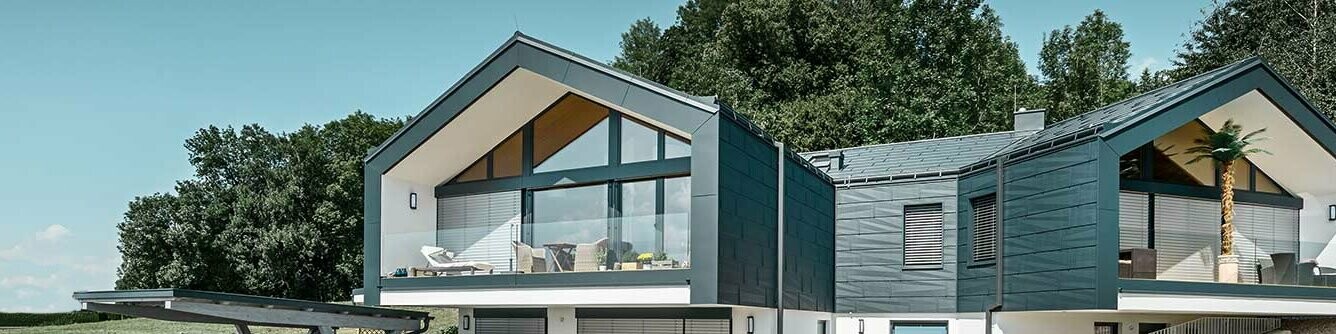 enfamiljshus med takpanel FX.12 och kvadratrör i färgen antracit
