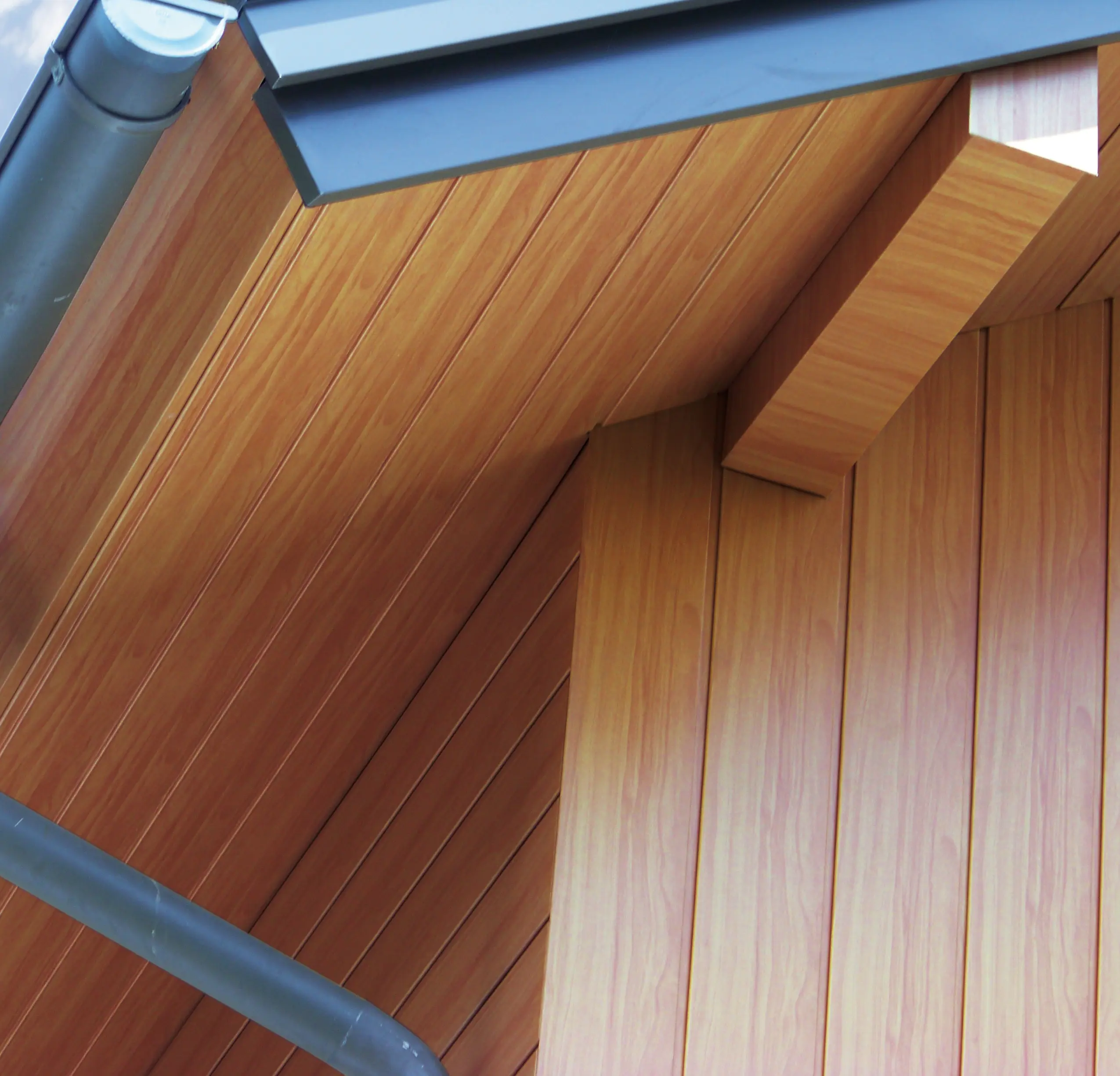 Dachuntersicht verkleidet mit den PREFA Sidings in Eiche natur aus Aluminium.