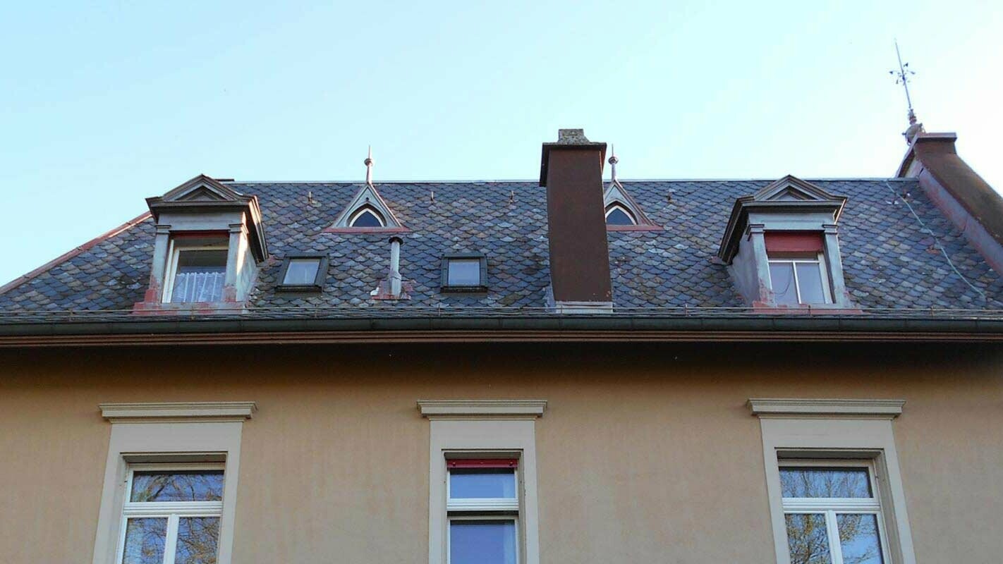 gammalt tak med lekfulla takkupor innan takrenovering med PREFA takromber