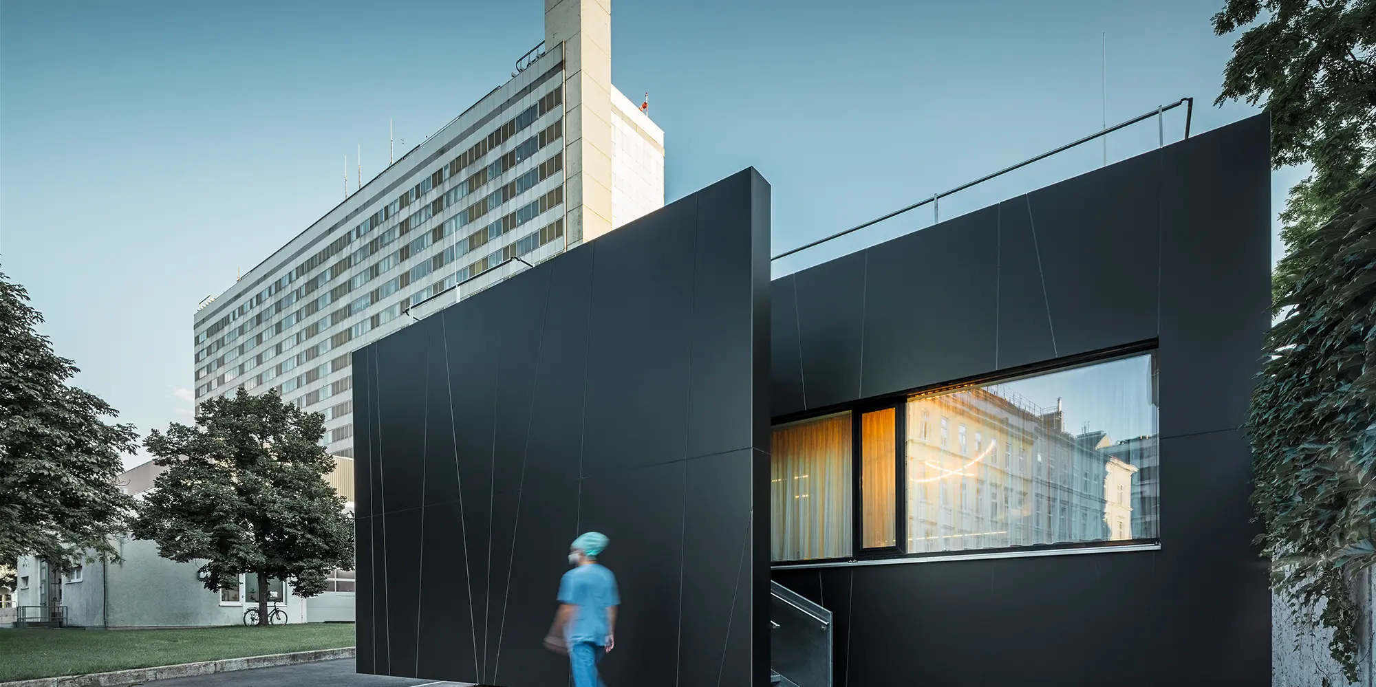 Fasaden på den centrala akutmottagningen på Klinik Landstraße i Juchgasse i Wien med svartgrå PREFA-kompositskiva.
