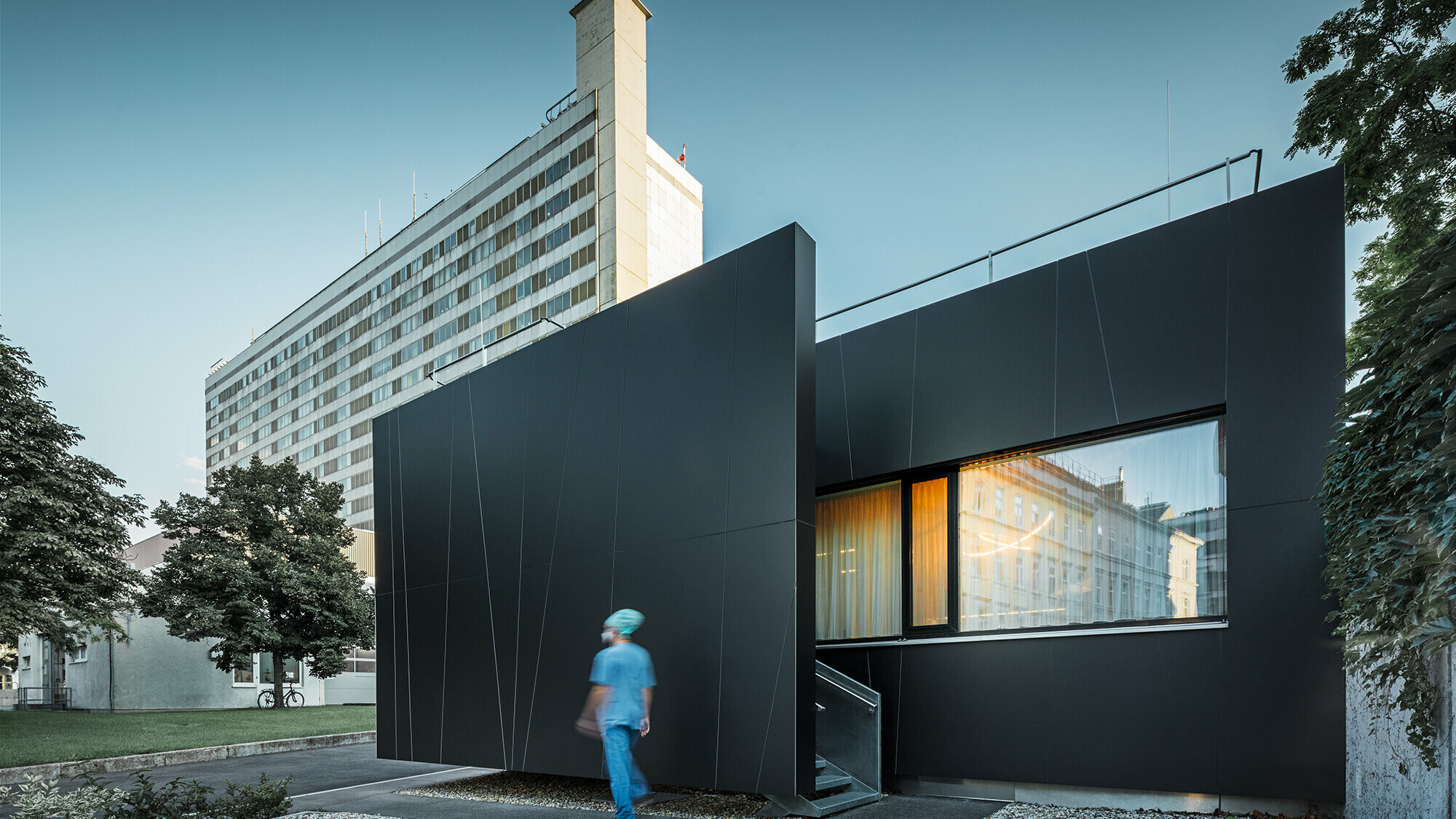 Fasaden på den centrala akutmottagningen på Klinik Landstraße i Juchgasse i Wien med svartgrå PREFA-kompositskiva.