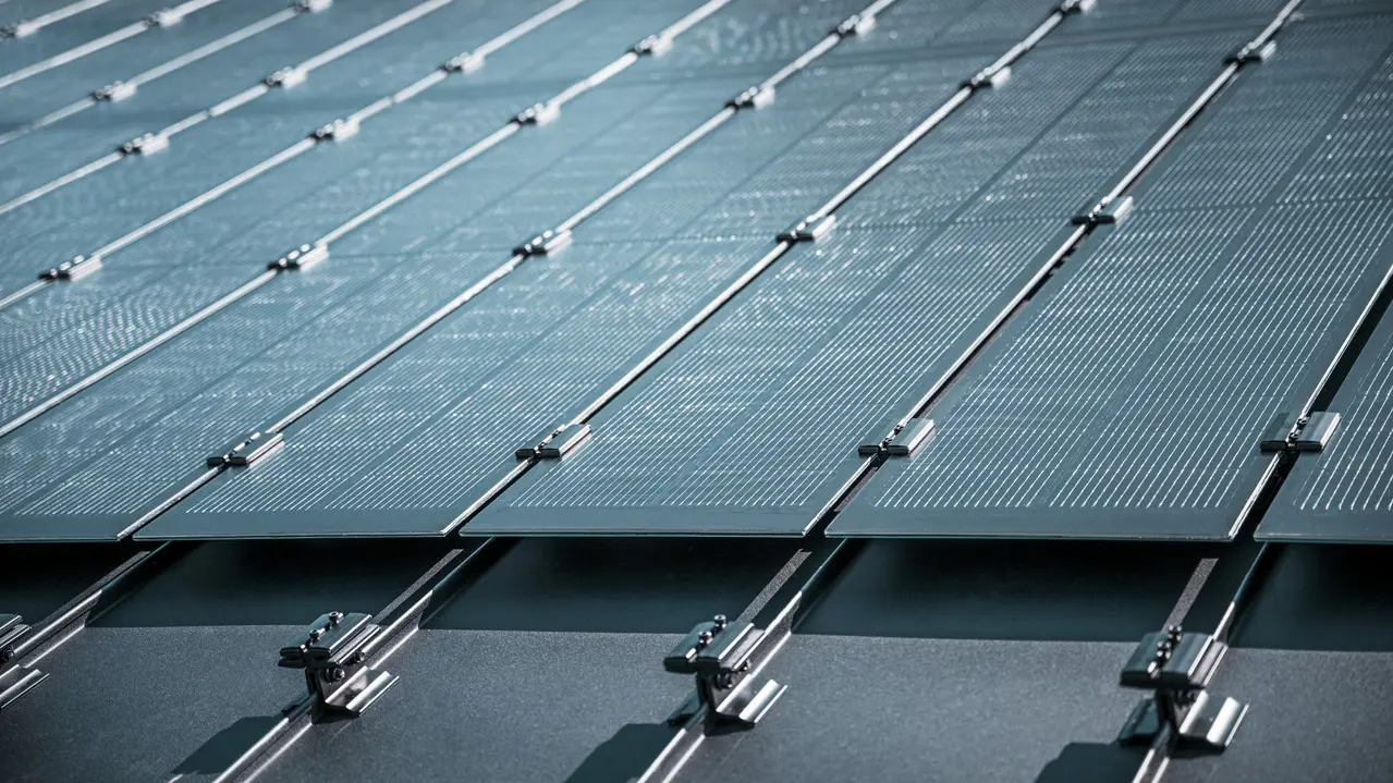 Detaljbild av montering av Prefalz-solmoduler på ett tak i Meschede