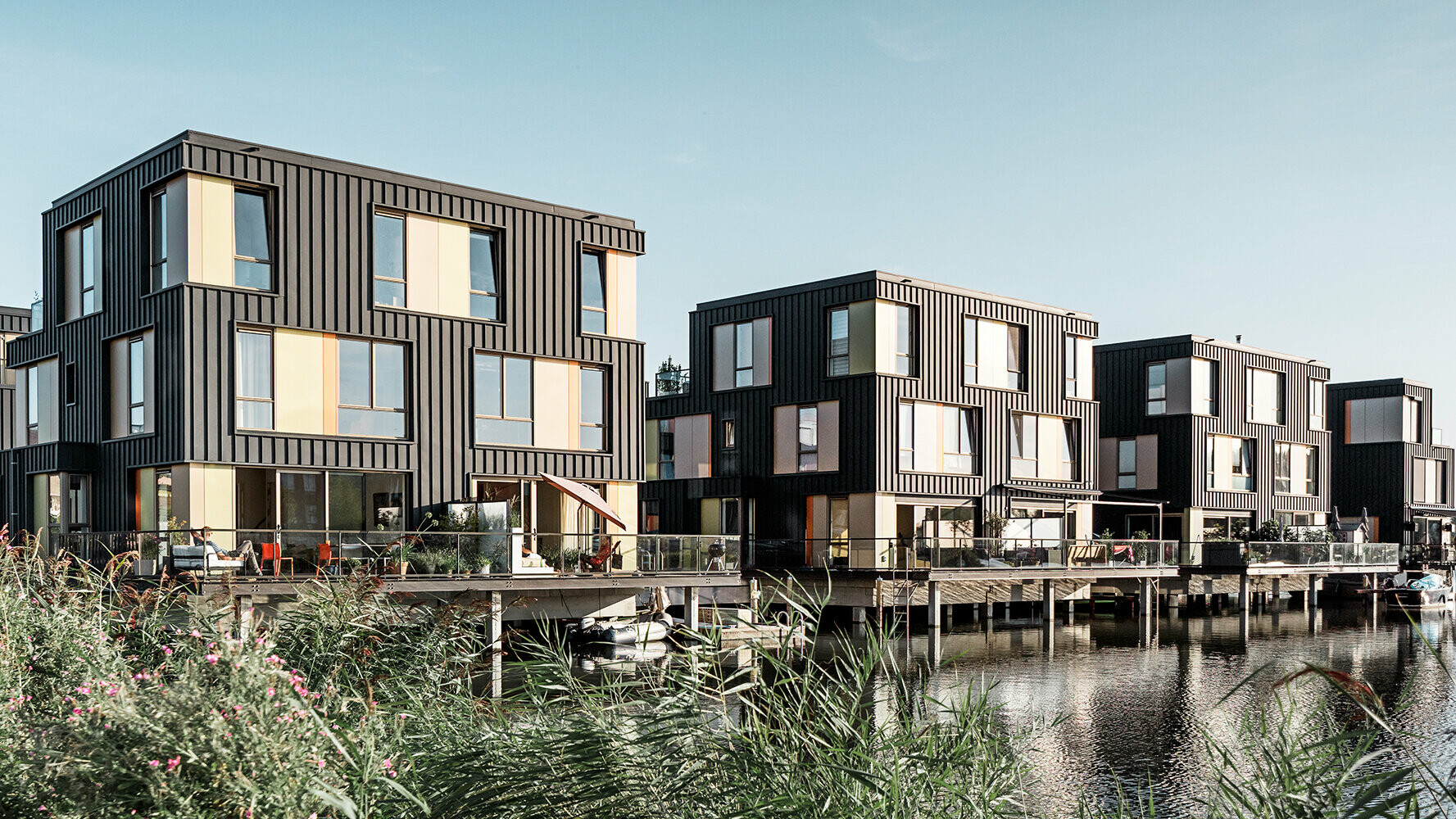 bostadsområde i Amsterdam med bostadshus med antracitfärgad PREFALZ-fasad