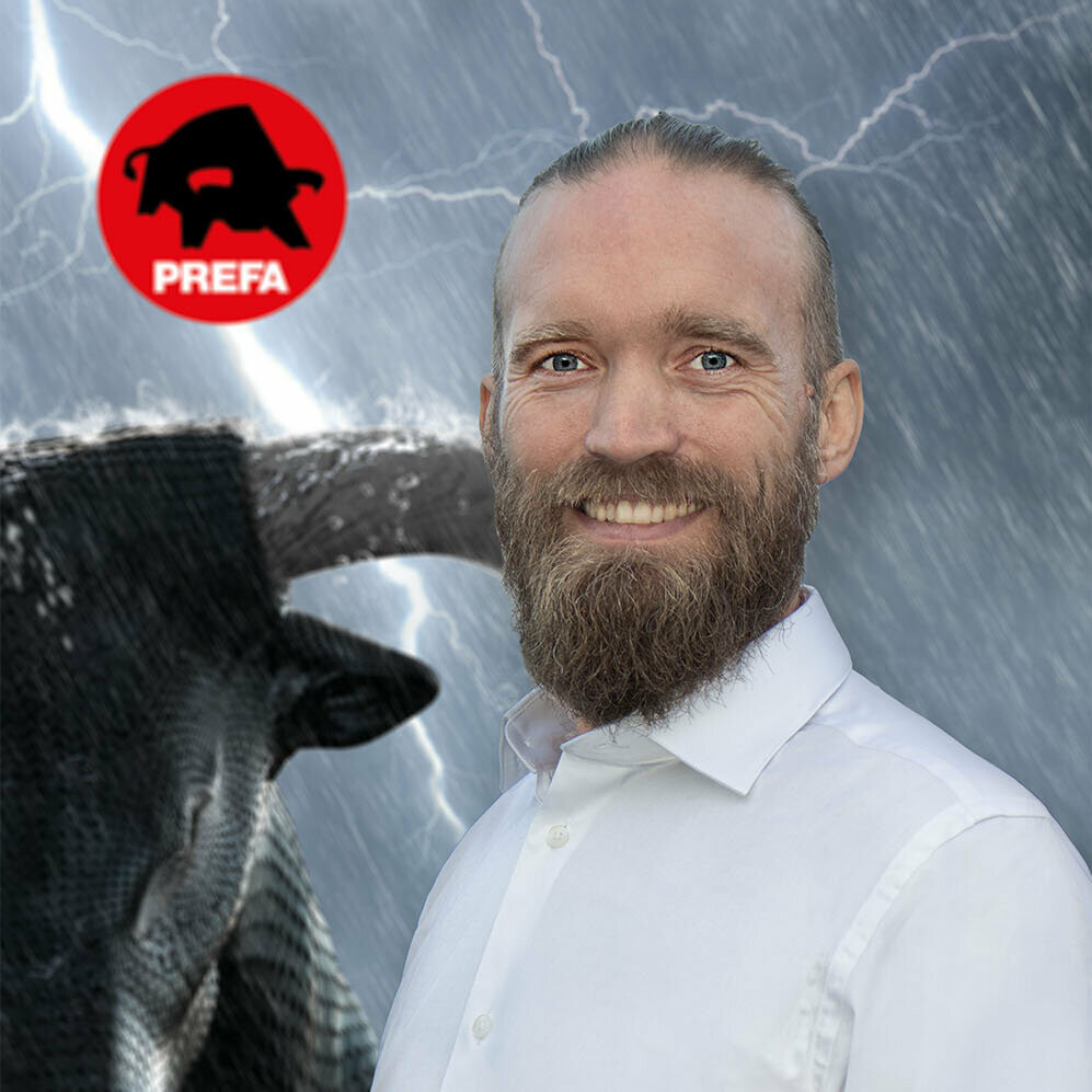 PREFA Anwendungstechniker für Schweden, Tobias Eriksson, vor dem PREFA Stier-Hintergrund.