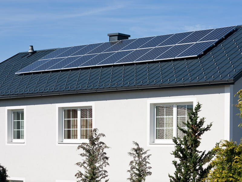 Solpaneler installerades på de antracitfärgade takplattorna från PREFA med PREFAs monteringssystem för solpaneler