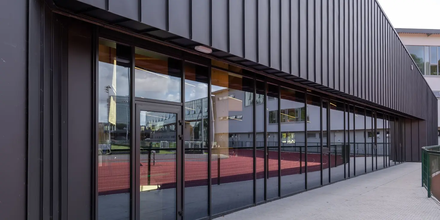 Neubau der Mardyke Arena am University College Cork in Irland mit PREFALZ in P.10 Schwarz umhüllt