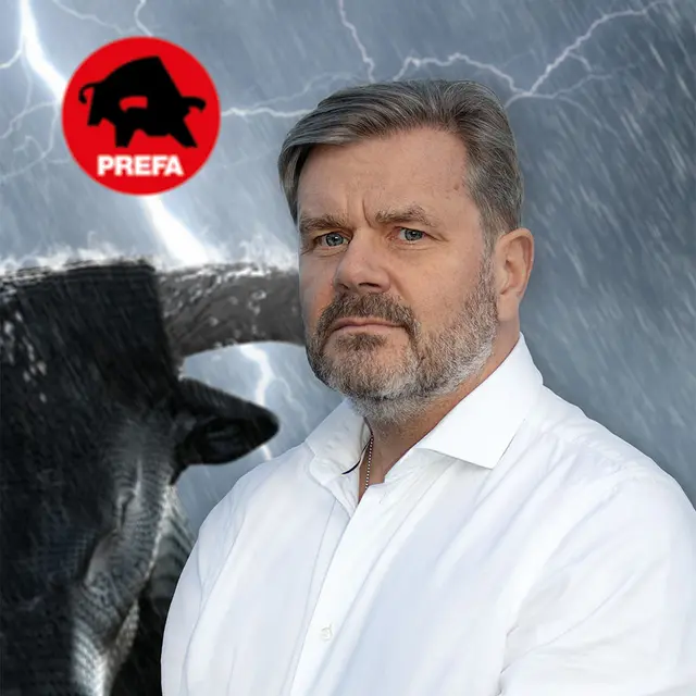 Der schwedische PREFA-Mitarbeiter Robert Hellströmer vor dem Regenstier-Hintergrund der PREFA.