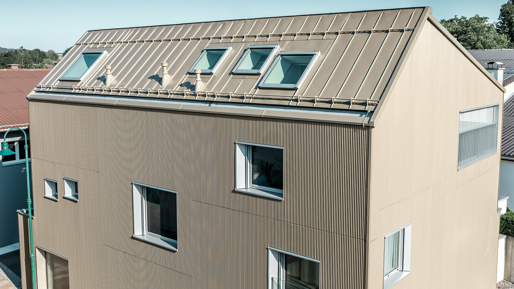 modernt bostadshus med taktäckning och fasadbeklädnad av aluminium från PREFA