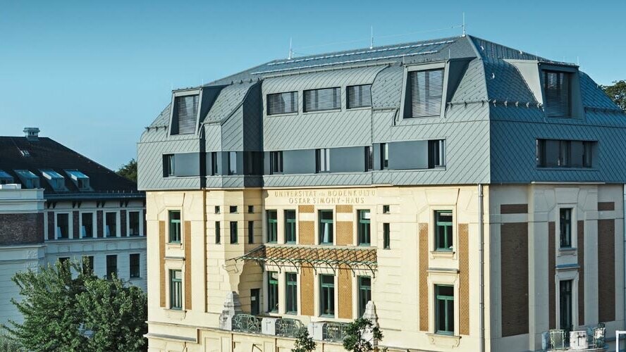 Historiska Simony-Haus i Wien efter renoveringen med PREFA tak- och väggromber i P.10 ljusgrått