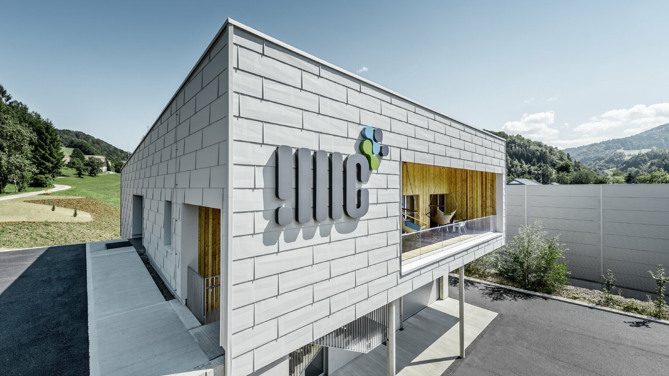 Modern företagsbyggnad i Ybbsitz med platt tak och aluminiumfasad. Fasaden kläddes med PREFA fasadpaneler FX.12 i prefavit.