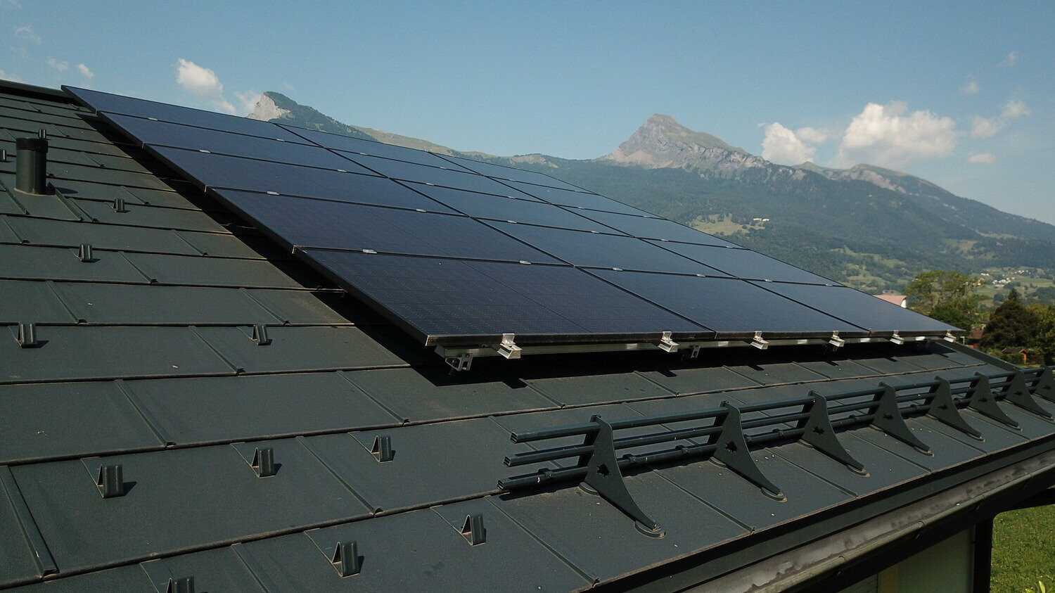 Fotovoltaik-anläggning på tak täckt med PREFA takplatta R.16 i antracit.