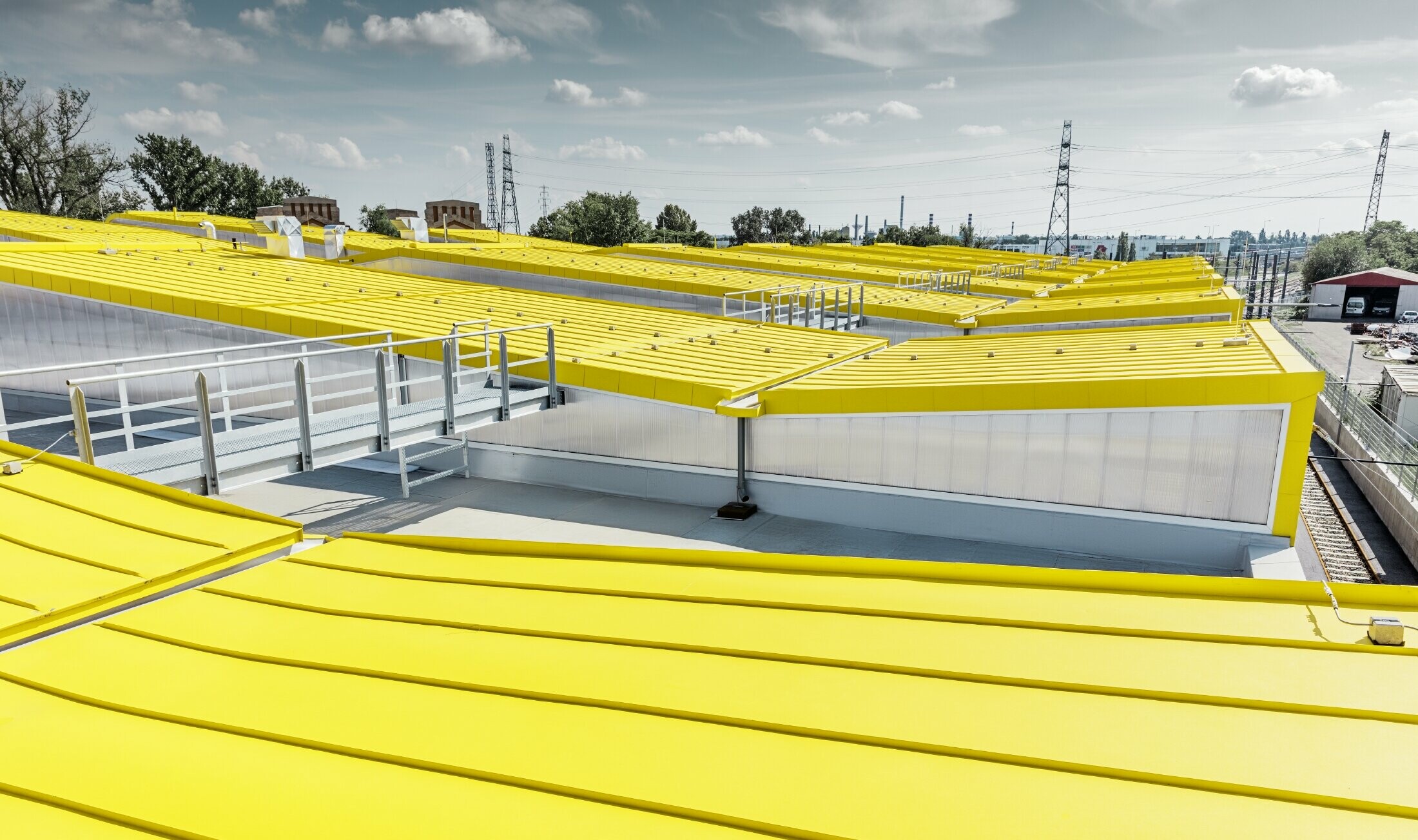 Detaljvy av de gula takytorna för de nya spårvagnshallarna i Budapest med stående falstak från PREFA.