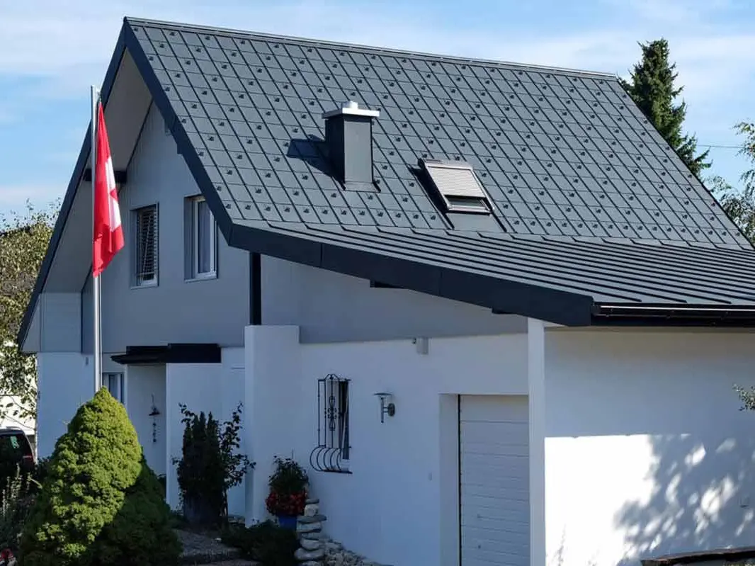 Hus med garage efter takrenovering med PREFA takplattor i antracit
