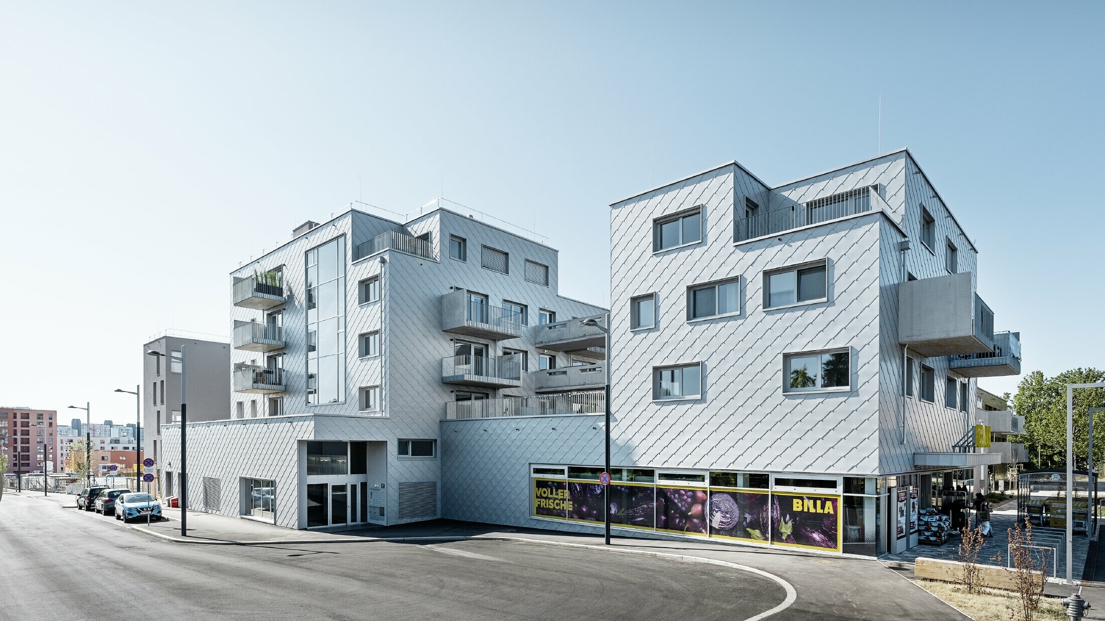 Bostadshus med flackt tak och rombbeklädnad på fasaden med PREFA väggromb 44 × 44 i silvermetallic