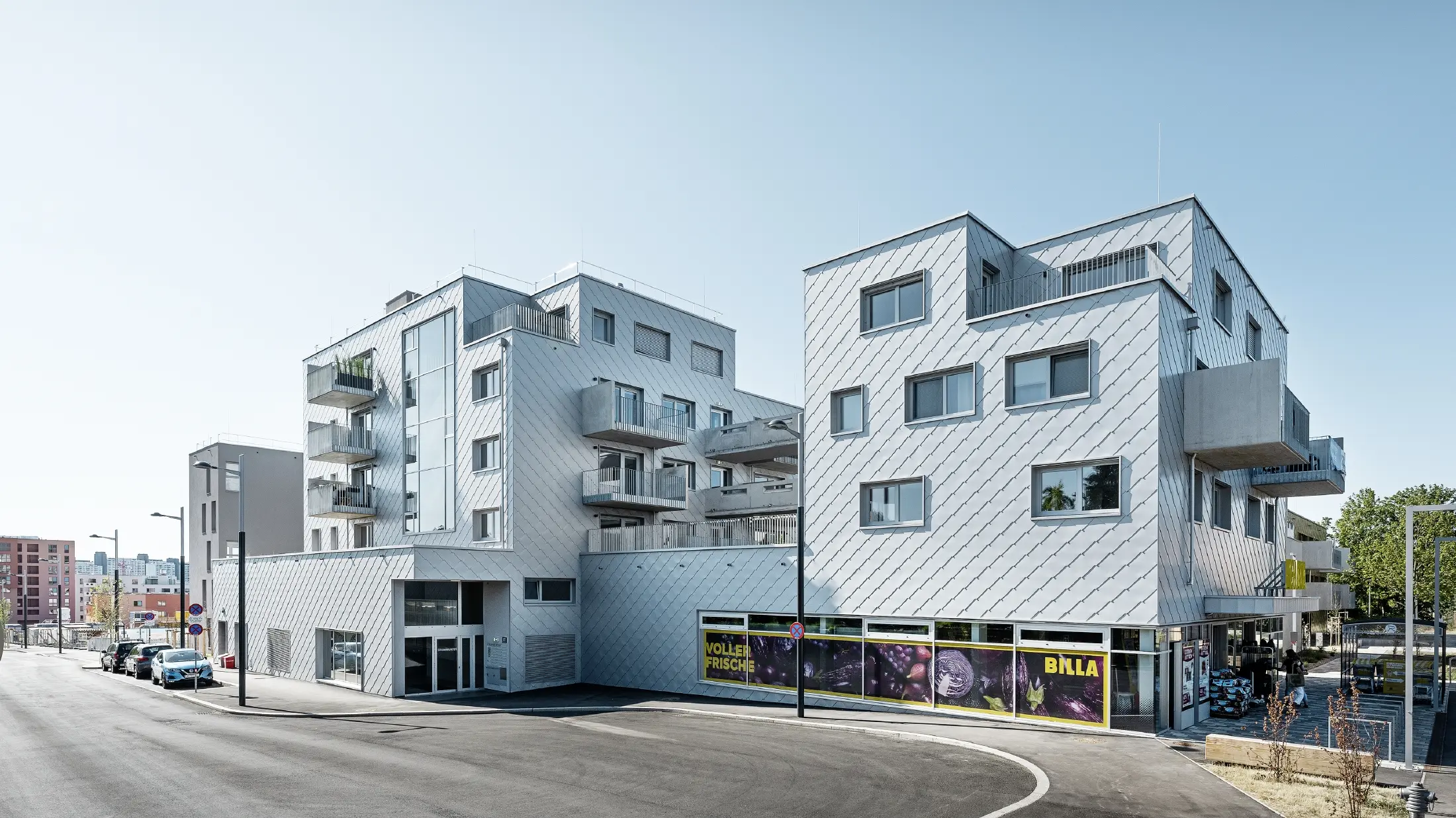 Bostadshus med flackt tak och rombbeklädnad på fasaden med PREFA väggromb 44 × 44 i silvermetallic