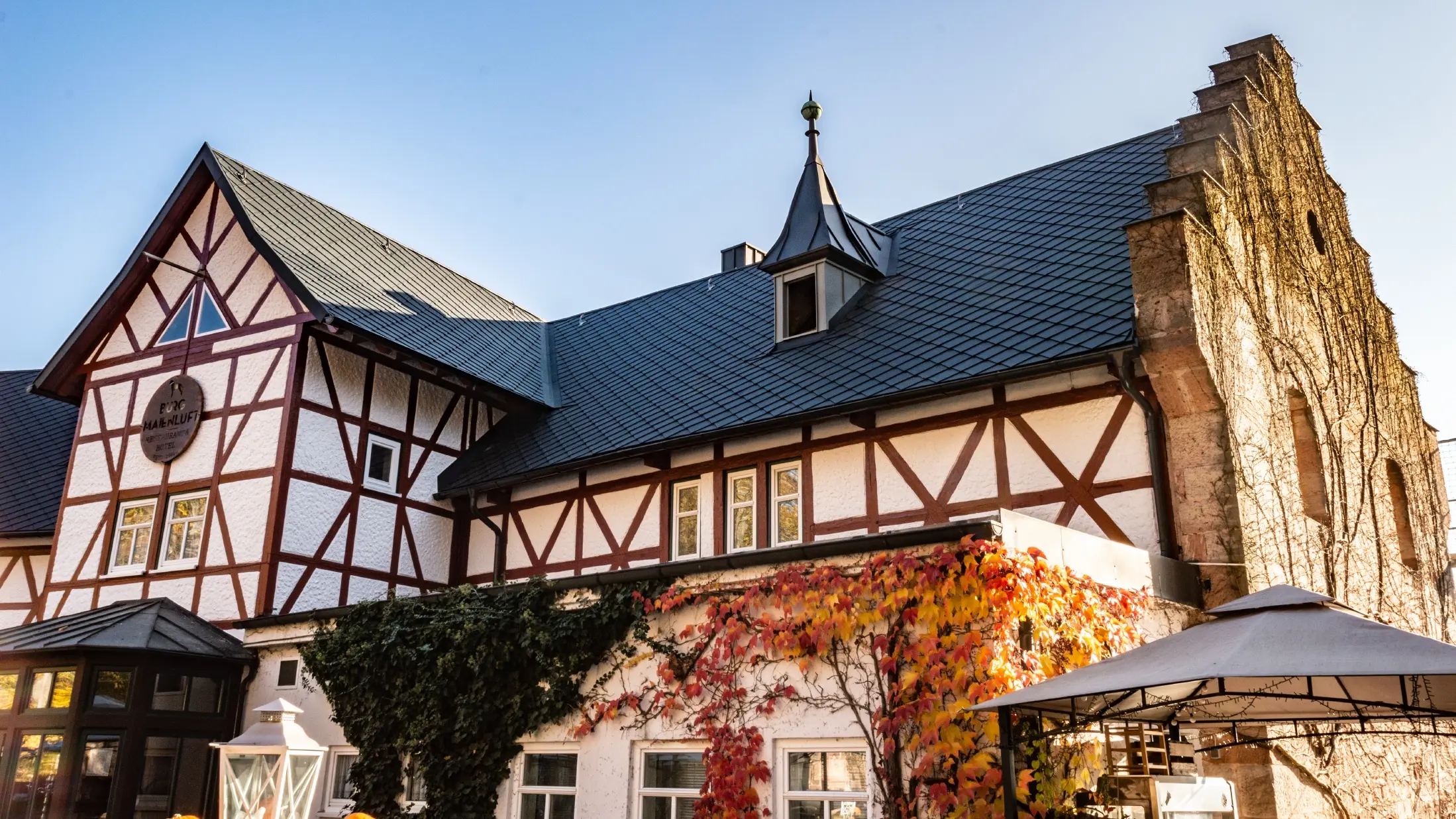 Hotel Burg Maienluft renoverades med PREFA väggromber 29 × 29 i antracitgrått, fasaden är en korsvirkesfasad.