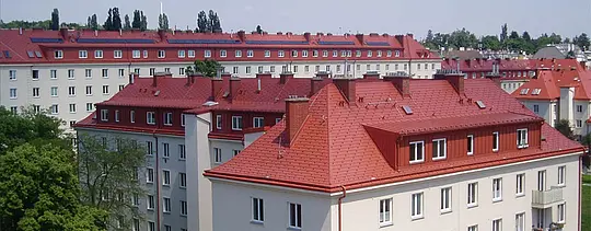Bild av bostadshus i Hugo Breitner Hofs i Wien. Taken täcktes med PREFA-takplattan i tegelrött.