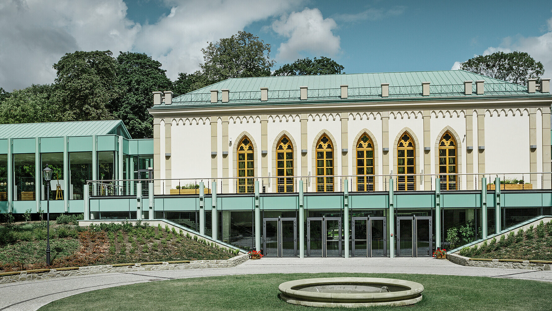 Det polska museet Opinogóra genomgick en takrenovering med PREFALZ och FALZONAL i färgen patinagrön.