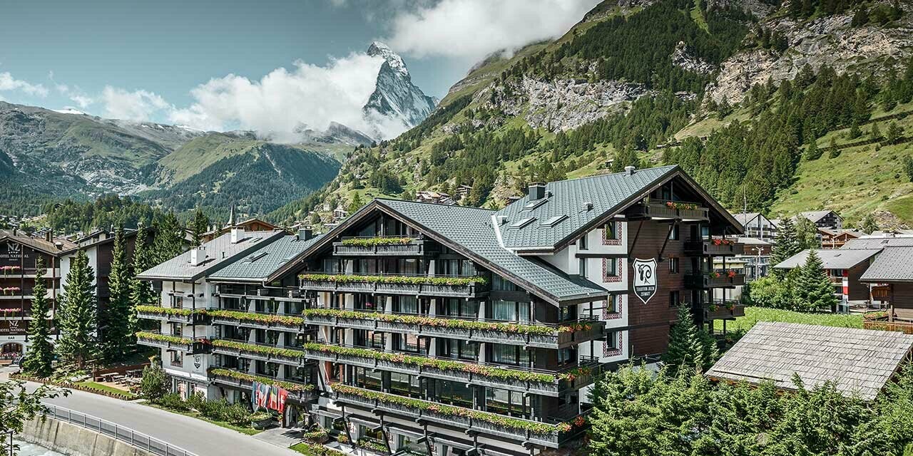 Hotell Alpenhof i Zermatt med utsikt över Matterhorn, balkonger, mörk träfasad och ett aluminiumtak från PREFA i antracitgrått