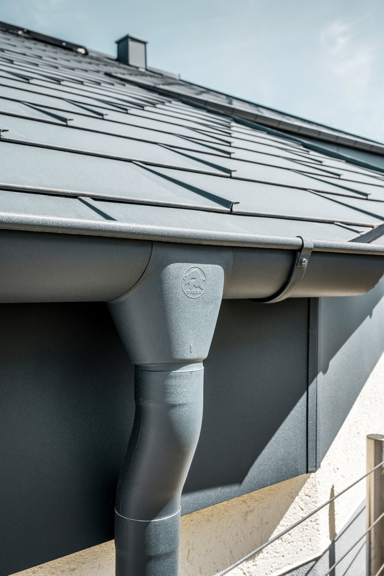 Enfamiljshus i Newel-Besslich med PREFA Takplatta R.16 och PREFA takavvattningssystem i antracit