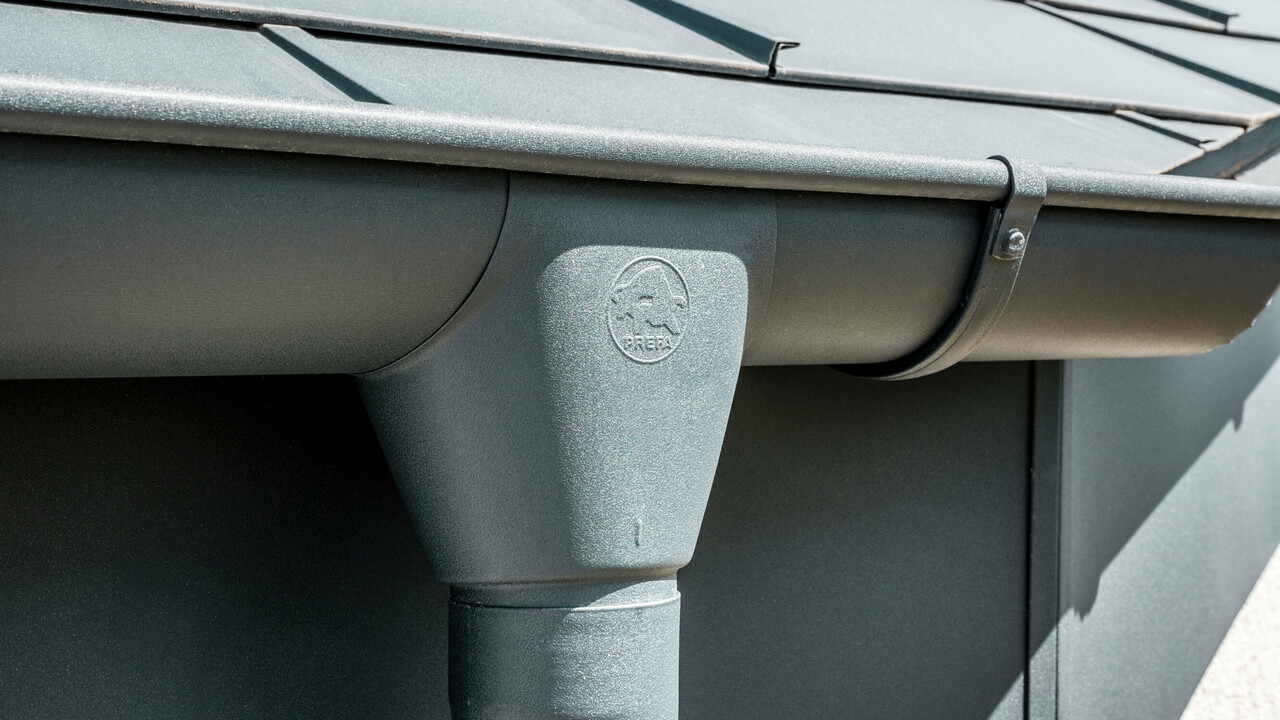 Enfamiljshus i Newel-Besslich med PREFA Takplatta R.16 och PREFA takavvattningssystem i antracit