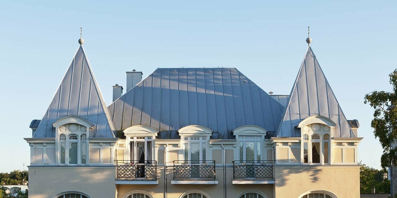 Denkmalgeschütztes Hotel Bursztyn in Polen mit saniertem PREFA Falzdach in der Farbe Silbermetallic