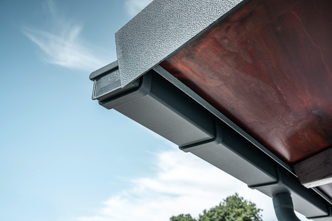 Detaljbild av PREFA takavvattningssystem i P.10 antracit på taket till en villa i Dortmund.