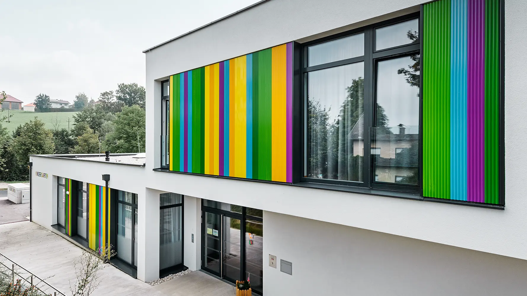 Färgstark fasadbeklädnad med PREFA-sicksack