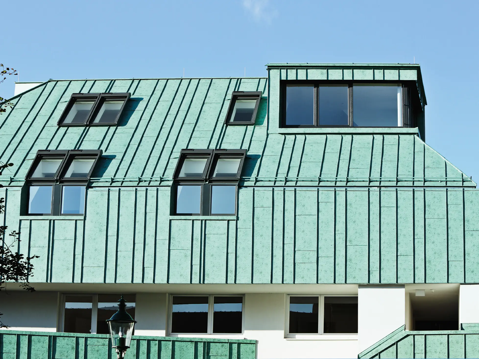 Tag- og facadedesign med PREFALZ i patinagrøn fra PREFA i forskellige panelbredder
