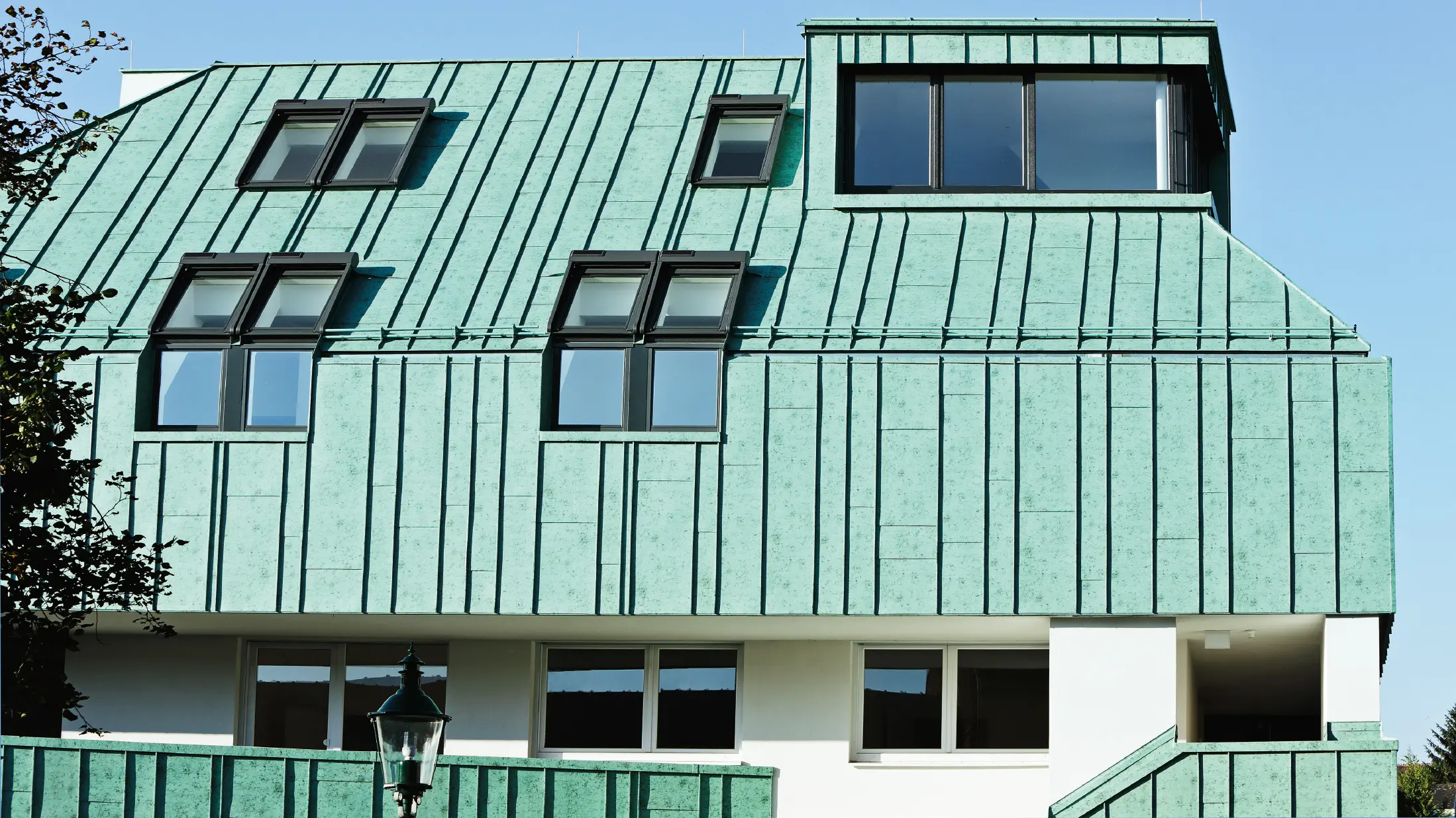 Tag- og facadedesign med PREFALZ i patinagrøn fra PREFA i forskellige panelbredder