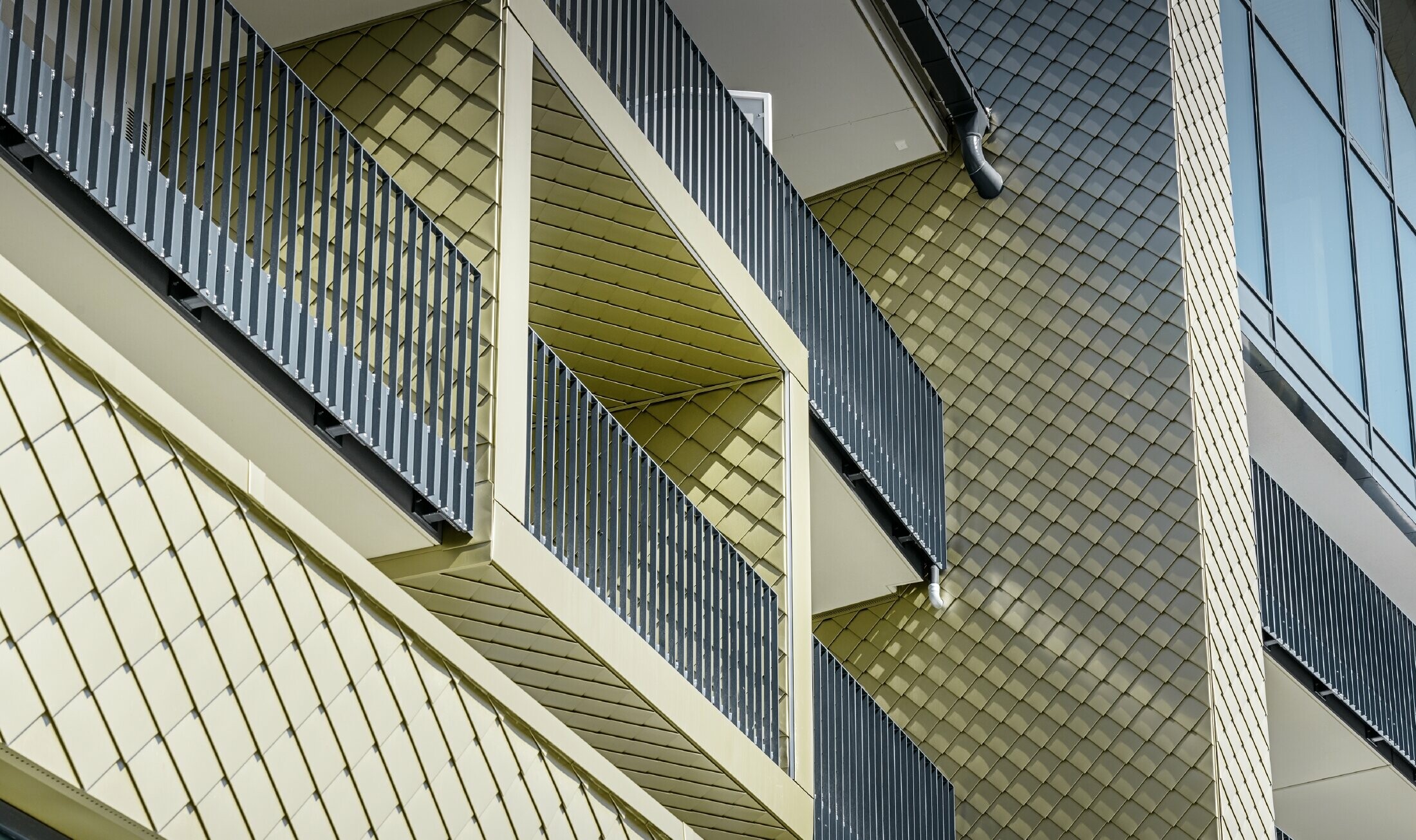 Beklädnad av balkonginfattningar på Hotel Edita i Scheidegg med PREFA väggromber 20 × 20 i ljus brons