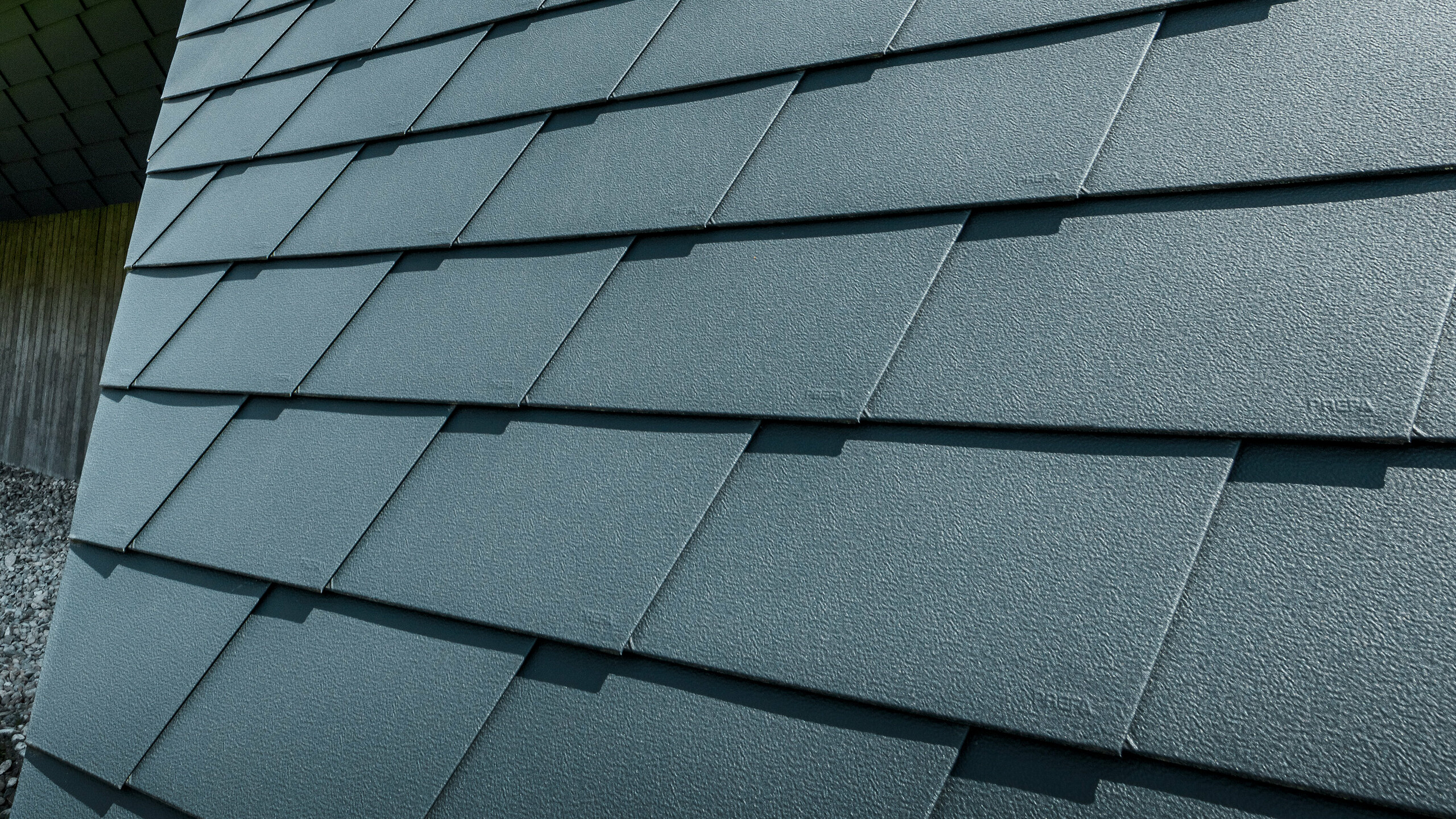 PREFA Dachschindel in Anthrazit ohne Schneestopper verlegt. Blechdach von PREFA.