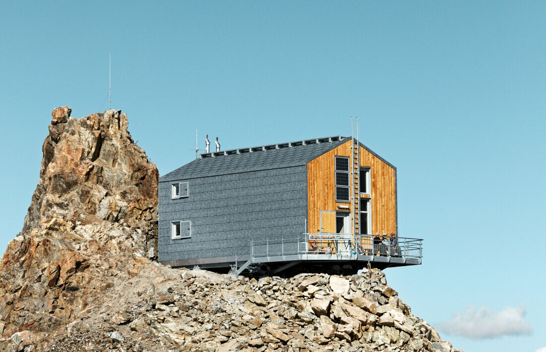 Frisch sanierte Schutzhütte Refuge de L´Aigle mit dem PREFA Dach- und Fassadenpaneel FX.12 in P.10 Steingrau.