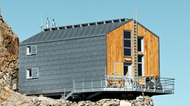 Frisch sanierte Schutzhütte Refuge de L´Aigle mit dem PREFA Dach- und Fassadenpaneel FX.12 in P.10 Steingrau.