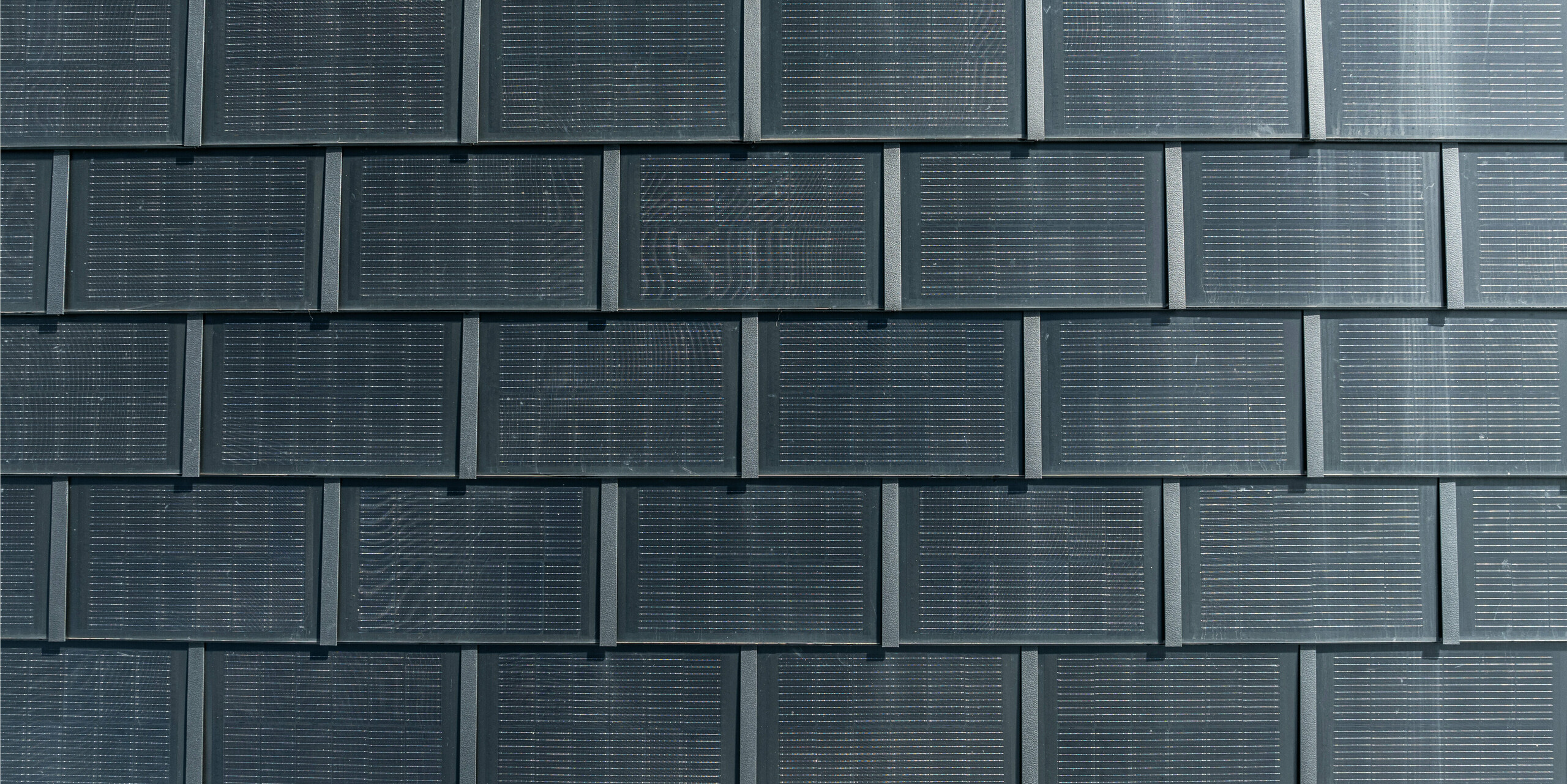 PREFA takpaneler med integrerade solcellsmoduler i detalj. Denna innovativa lösning kombinerar estetisk takdesign med hållbar energiproduktion. De hållbara, lätta och väderbeständiga takpanelerna i aluminium ger maximal effektivitet med minimal påverkan på arkitekturen. Perfekt för moderna och kulturminnesmärkta byggnader som värdesätter miljövänlig teknik.