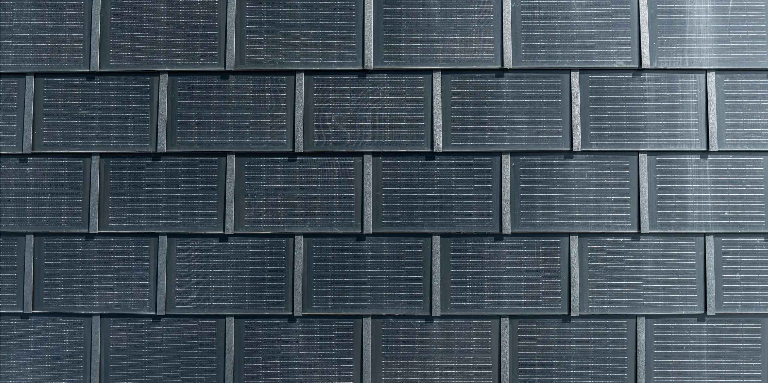 PREFA takpaneler med integrerade solcellsmoduler i detalj. Denna innovativa lösning kombinerar estetisk takdesign med hållbar energiproduktion. De hållbara, lätta och väderbeständiga takpanelerna i aluminium ger maximal effektivitet med minimal påverkan på arkitekturen. Perfekt för moderna och kulturminnesmärkta byggnader som värdesätter miljövänlig teknik.