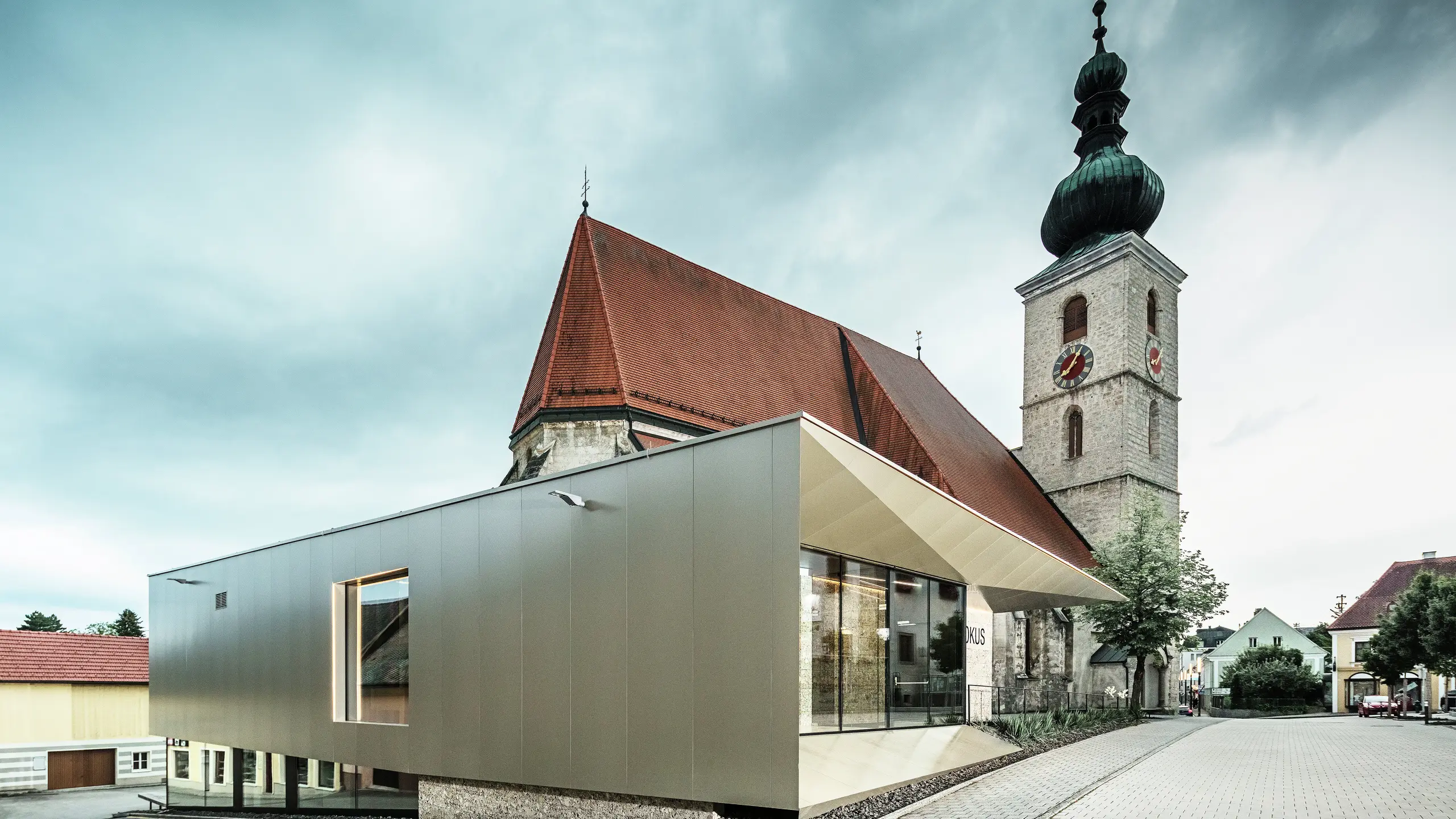 Sidovynin visar det filigrana takutsprånget, som är realiserat med högkvalitativa PREFA-kompositskivor i aluminium. Den exakta bearbetningen ger ett modernt utseende med tydliga linjer och understryker den arkitektoniska kopplingen mellan gammalt och nytt.