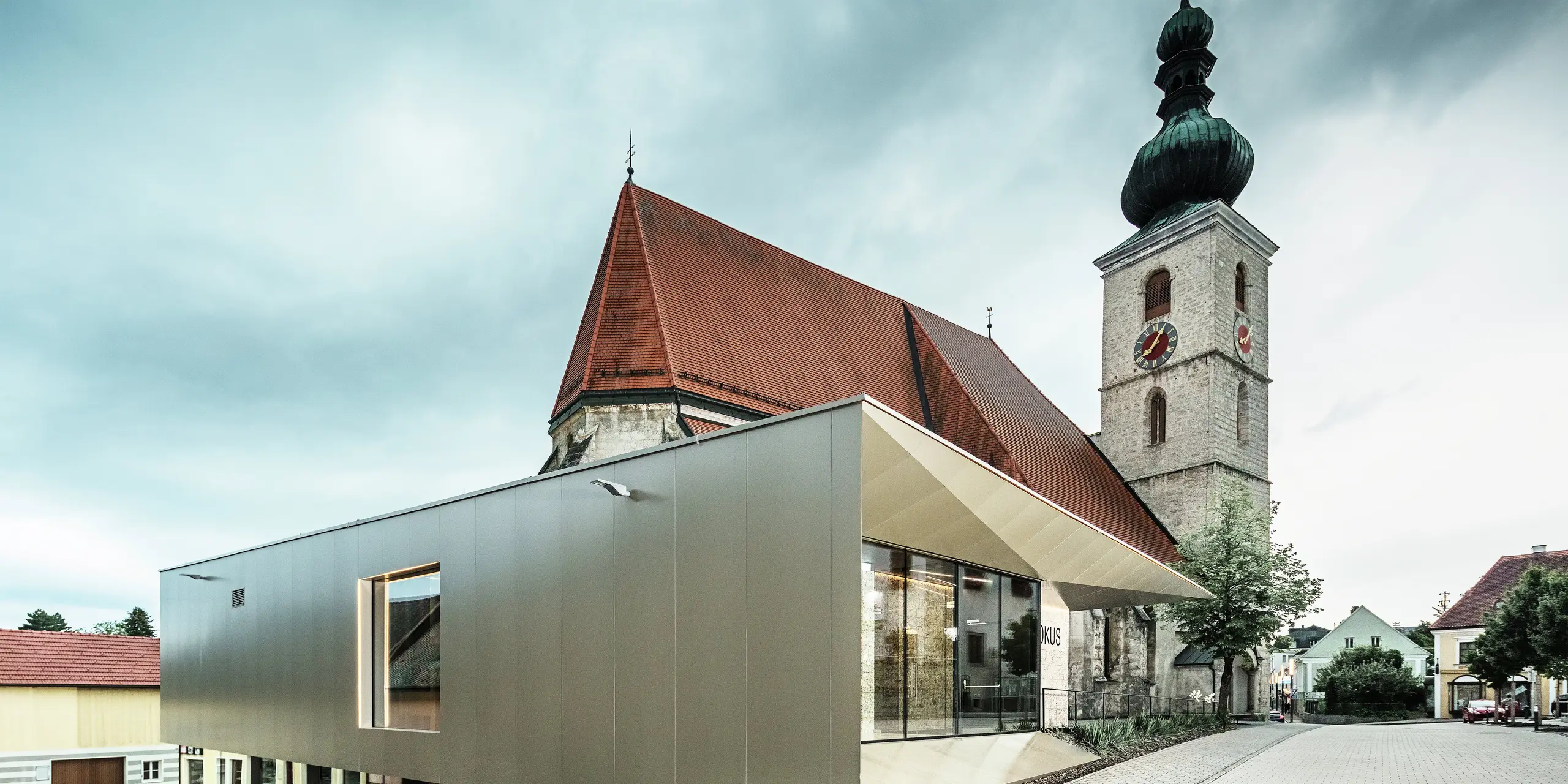 Sidovynin visar det filigrana takutsprånget, som är realiserat med högkvalitativa PREFA-kompositskivor i aluminium. Den exakta bearbetningen ger ett modernt utseende med tydliga linjer och understryker den arkitektoniska kopplingen mellan gammalt och nytt.
