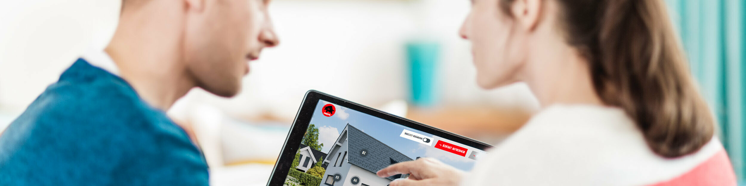 Ett par sitter tillsammans vid ett bord och tittar på en digital bild av ett hus med tak, fasad och solpaneler i aluminium på en surfplatta, i sammanhanget rådgivning från PREFA om tak, fasad och solenergi vid husbyggen och renovering.